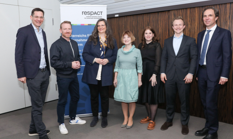 Gruppenfoto von Expertinnen bei der respACT-Lounge 2025 in Wien, vor einem respACT-Banner.'